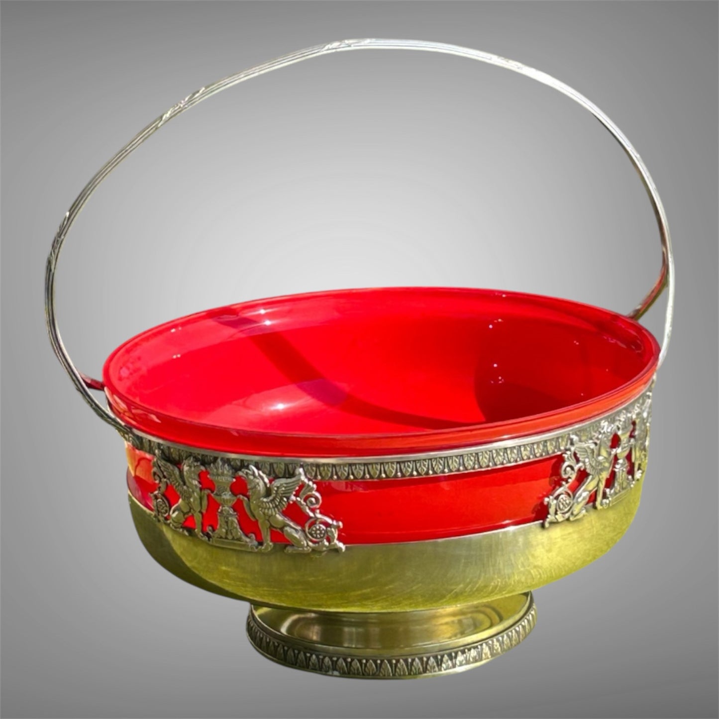 A bright and original basket for fruit or flowers — a striking accent for your table setting!
Crystal, silver-plated, France