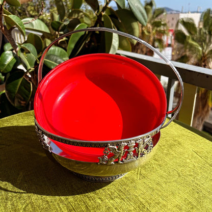 A bright and original basket for fruit or flowers — a striking accent for your table setting!
Crystal, silver-plated, France