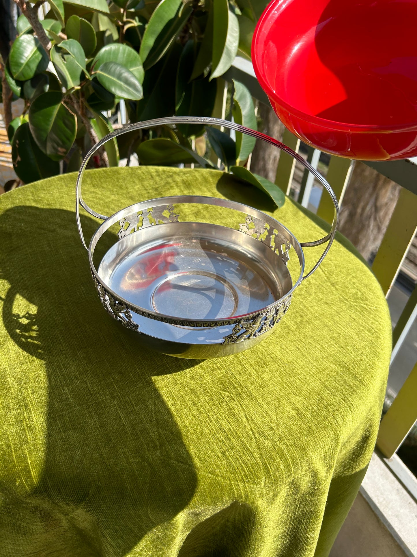 A bright and original basket for fruit or flowers — a striking accent for your table setting!
Crystal, silver-plated, France