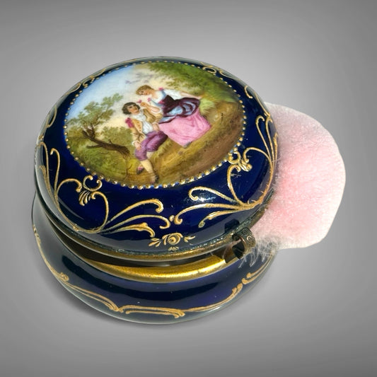 Antique Powder Compact – Hand-Painted
Origin: France, 19th Century