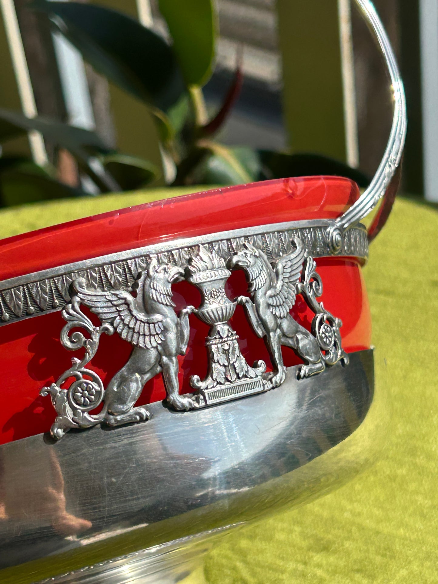 A bright and original basket for fruit or flowers — a striking accent for your table setting!
Crystal, silver-plated, France