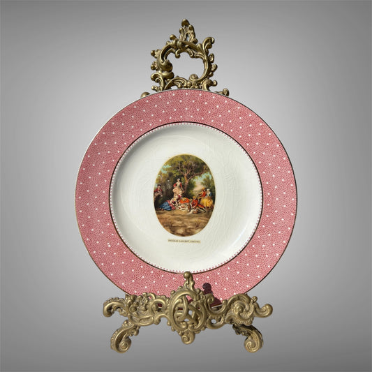 Assiette décorative avec reproduction du tableau « L’Automne » de Nicolas Lancret,
craquelures visibles.
Angleterre, Ridgway
