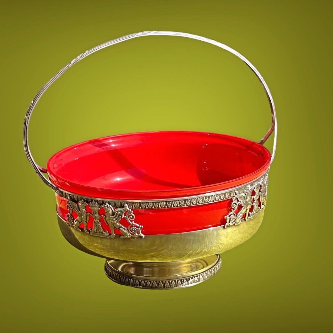A bright and original basket for fruit or flowers — a striking accent for your table setting!
Crystal, silver-plated, France
