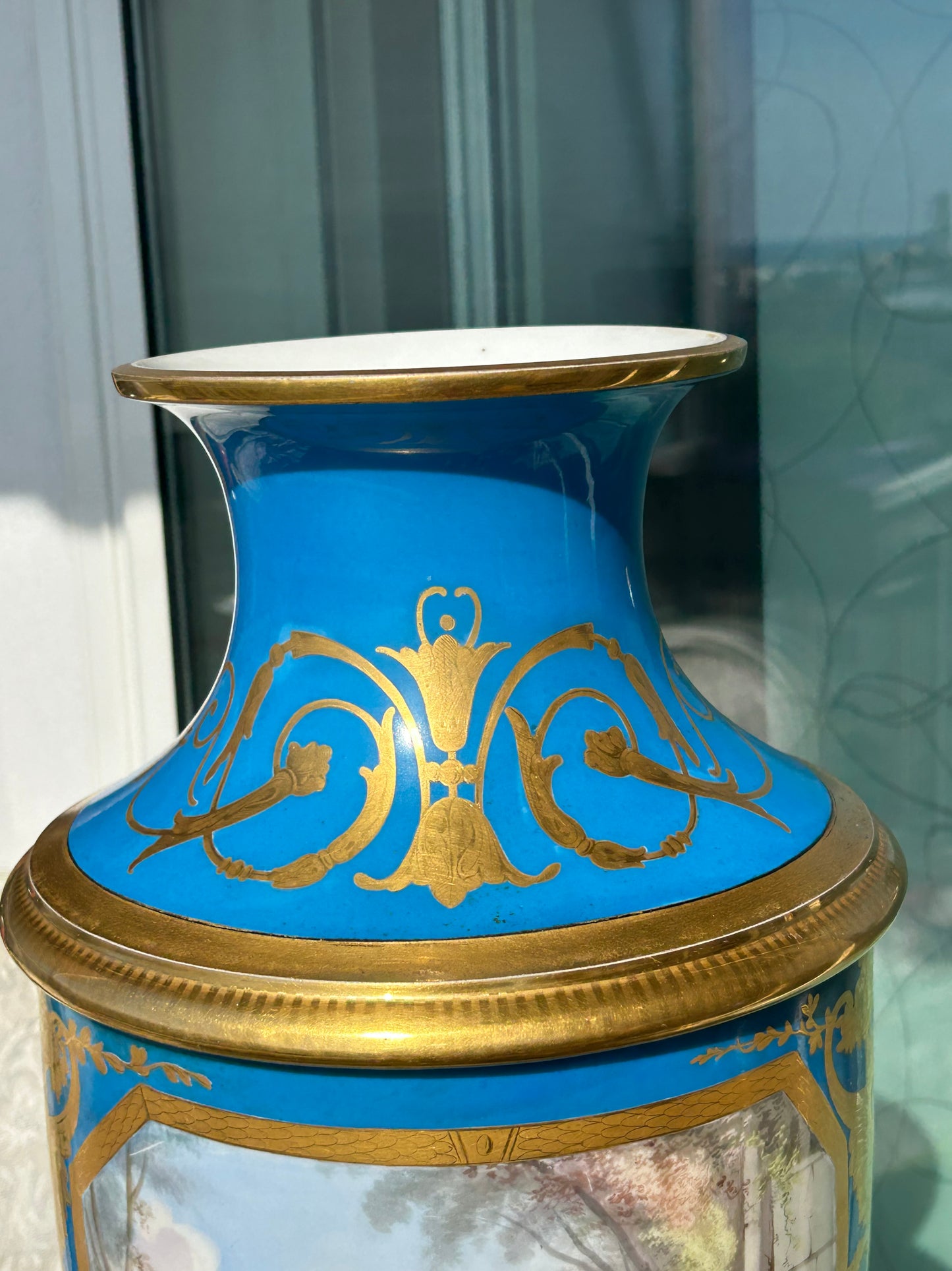 Exceptional Vase of Sevrés with Painting and Gilding
France, mid-19th century
Height: 62 cm