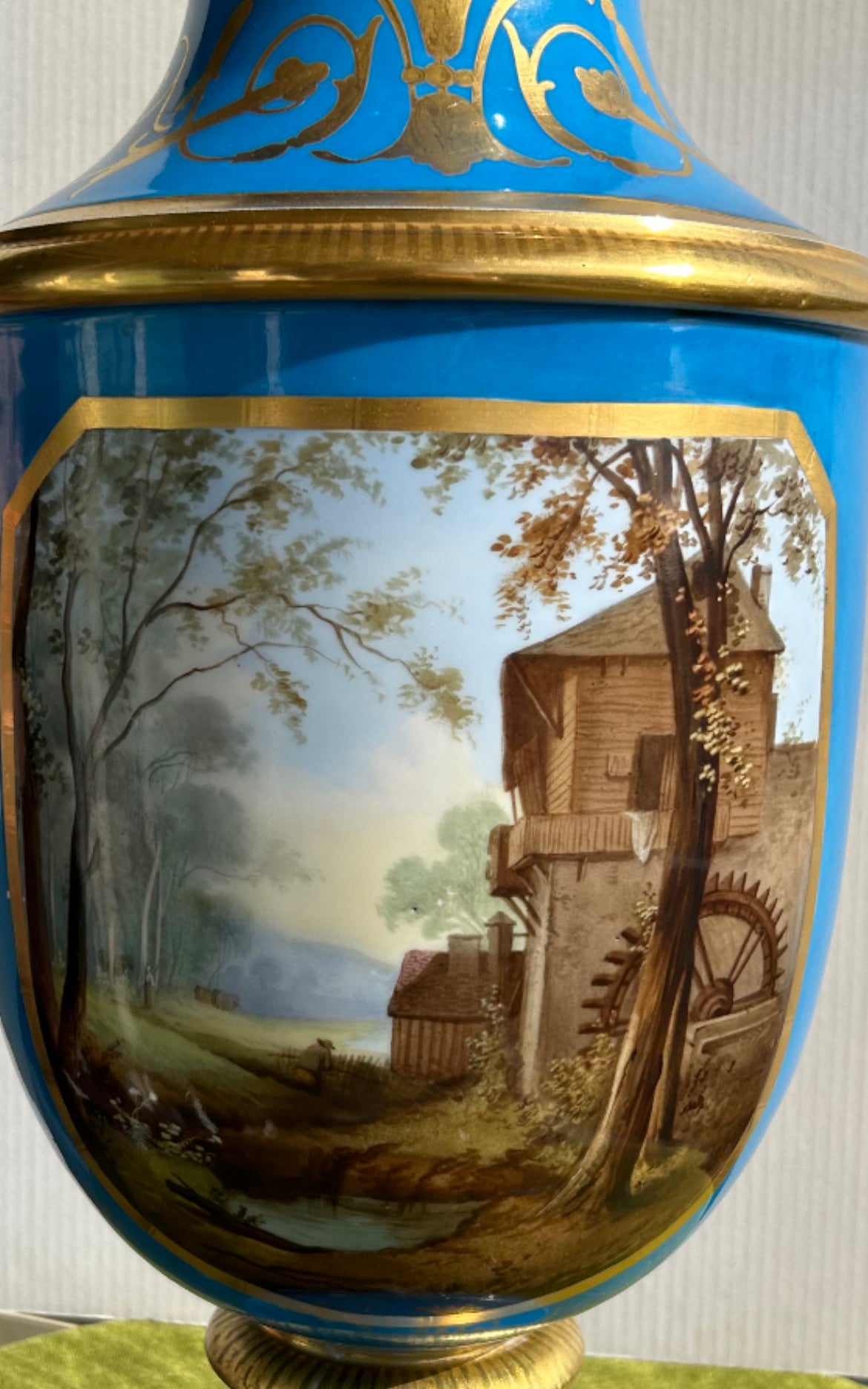 Exceptional Vase of Sevrés with Painting and Gilding
France, mid-19th century
Height: 62 cm