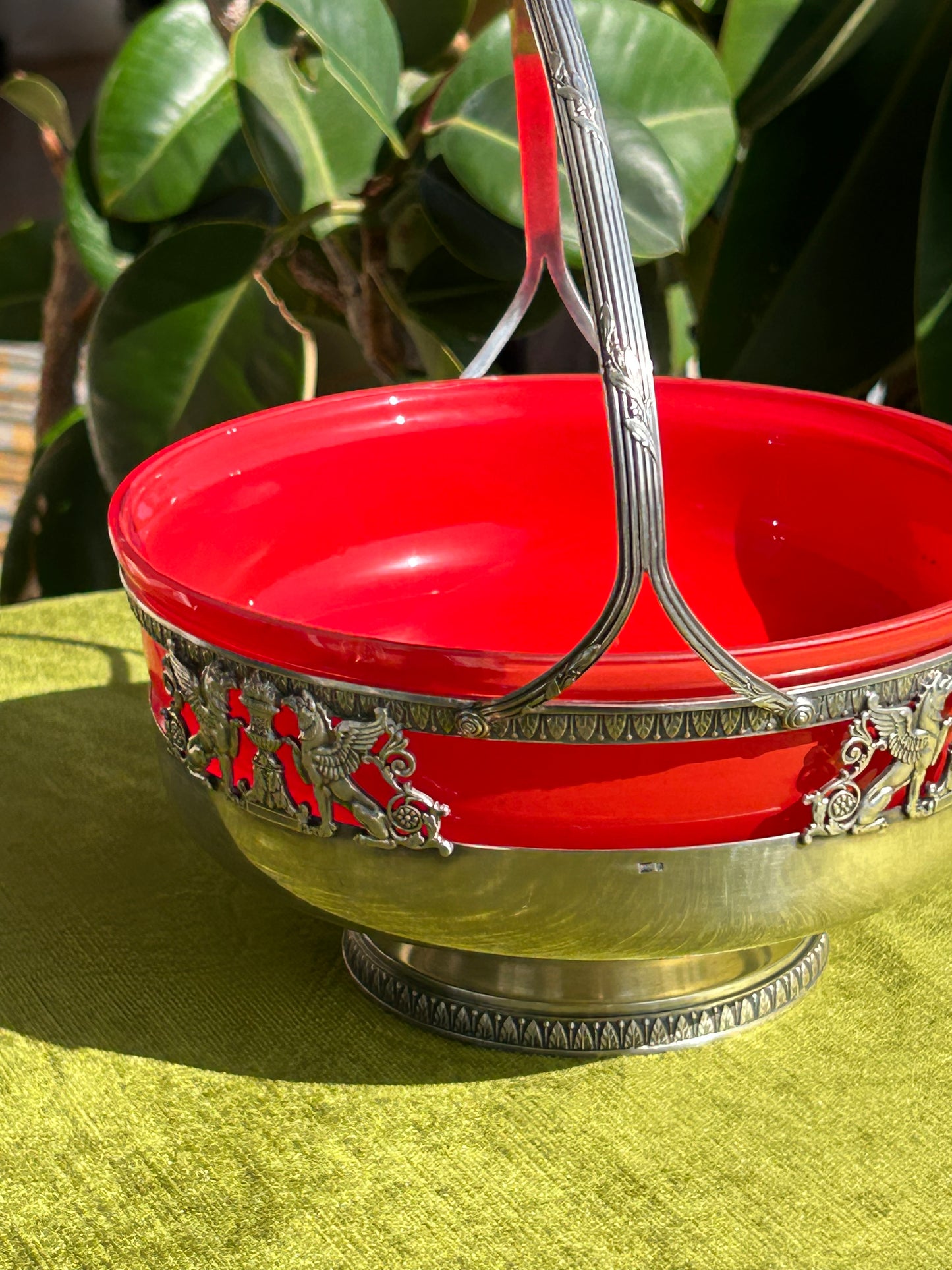 A bright and original basket for fruit or flowers — a striking accent for your table setting!
Crystal, silver-plated, France