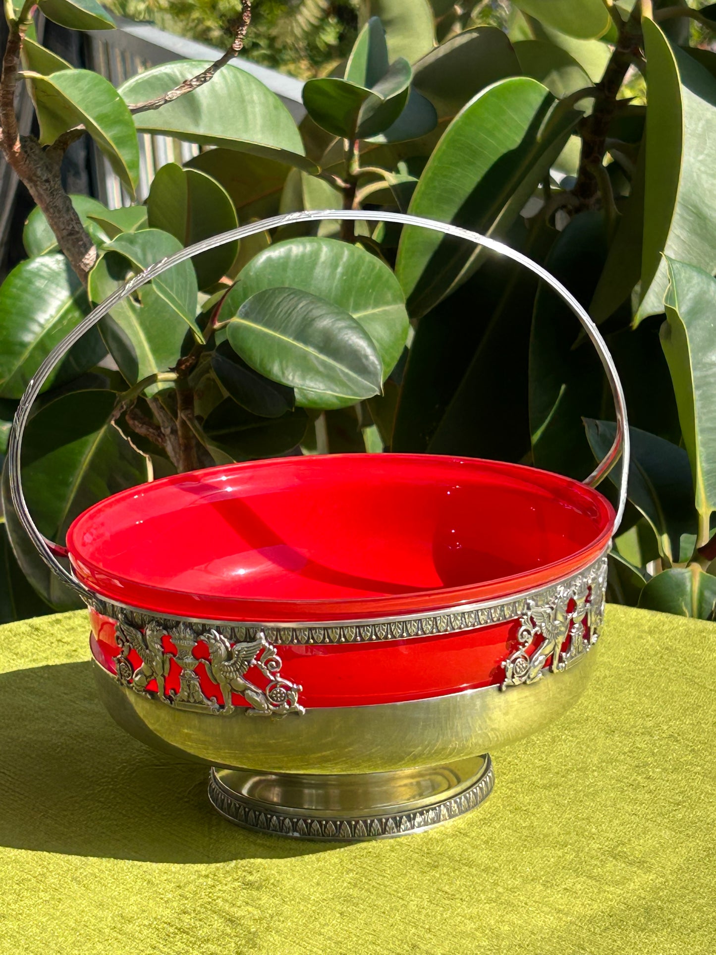A bright and original basket for fruit or flowers — a striking accent for your table setting!
Crystal, silver-plated, France